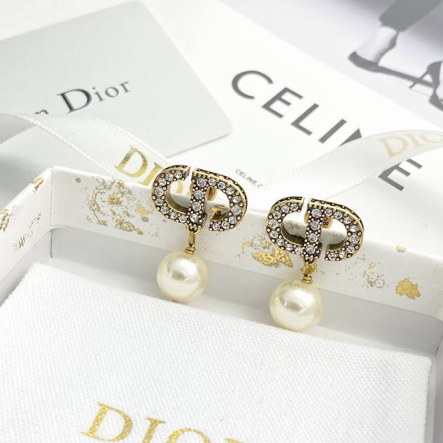 编码E2830 0247825 Dior耳钉热销款火爆上新 迪奥复古做旧Cd水钻珍珠耳钉 复古金色饰面金属Cd标志，以银色仿水晶吊珍珠的设计，彰显优雅时髦魅力