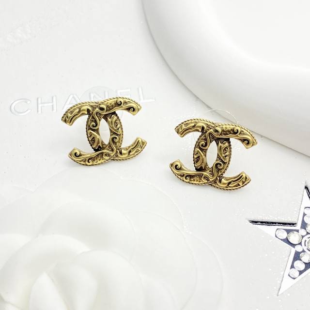 编码E2831 0237820 香奈儿耳钉热销爆上新 Chan 24 做旧复古金双C耳钉 图腾雕刻双C设计，复古大气，花纹样式很中国传统纹样 很适合日常通勤的职
