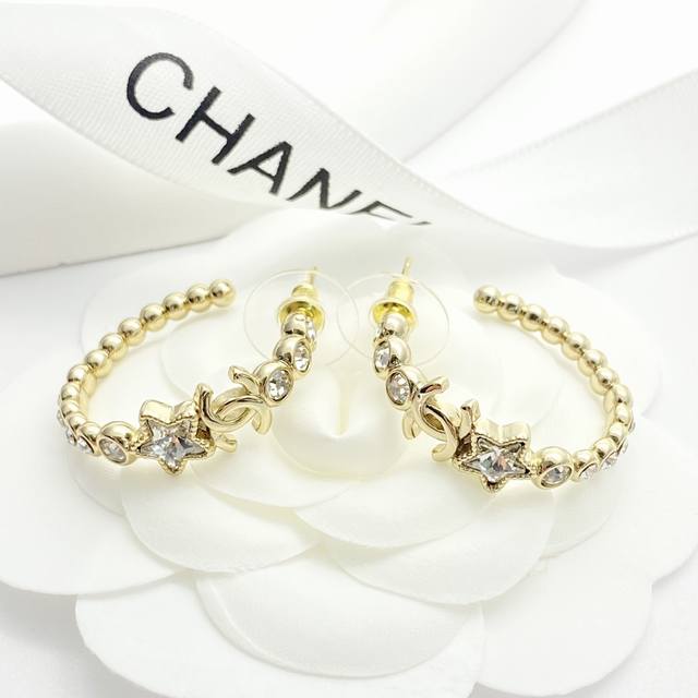 编码E2836 0247825 香奈儿耳钉热销爆上新 Chan 24 星星水钻Ｃ圈耳钉 大小不同尺寸的圆钻、金珠设计成半弧形状 像极了星空中流星轨迹 ♀闪闪晶钻