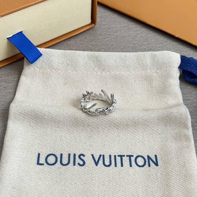 新款原单货Lv 戒指Louis Vuitton 路易威登 戒指专柜一致材质 火爆款出货 设计独特 复古前卫 男神、美女必备。 码数6 7 8码.
