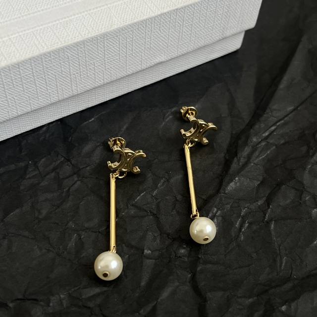 Celine 赛琳 耳钉 一直是简约时尚界的标杆大胆的设计 百看不厌搭配起来更Fashion