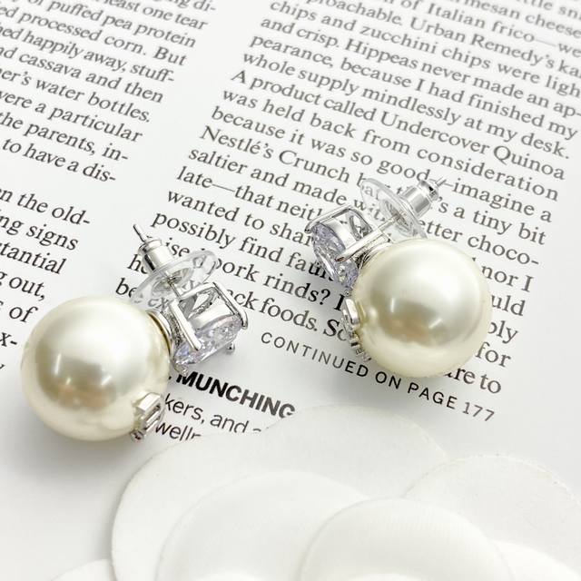 编码E2604 0247825 Miumiu耳钉热销款爆上新 Miumiu银色水钻字母珍珠耳钉，清爽简单经典大钻珍珠 精致感满满～优雅大方又贵气日常佩戴超好看！