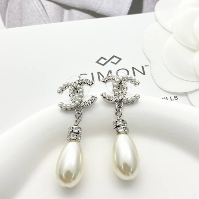 编码E2615 0247825 香奈儿耳钉热销款爆上新一致Zp，专柜同步 Chan 24 珍珠拼钻双C水滴珠耳钉 珍珠水钻拼接，颗颗施华洛水晶小米珠很小巧精致，