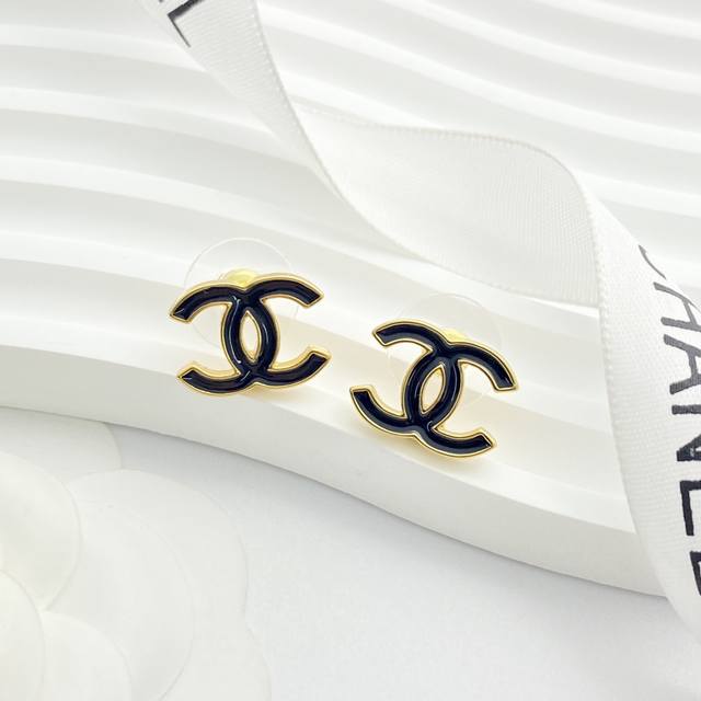 今日新款 编码E3323 0237820 香奈儿耳钉热销爆上新 Chan 26 黑金珐琅双Ｃ耳钉 黑珐琅搭配金属底座大气出挑，浅金边增添了精致感 经典黑金配色，