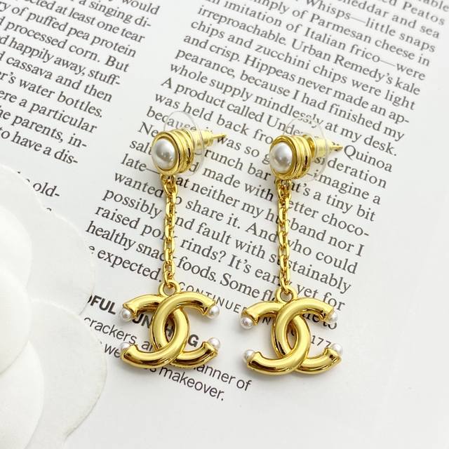 今日新款 编码E3319 0247825 香奈儿耳钉热销爆上新 Chan 26 金色Cc吊坠耳环 珍珠球吊坠经典Cc，Cc尾部珍珠点缀 亮金色流苏款戴上大气又修