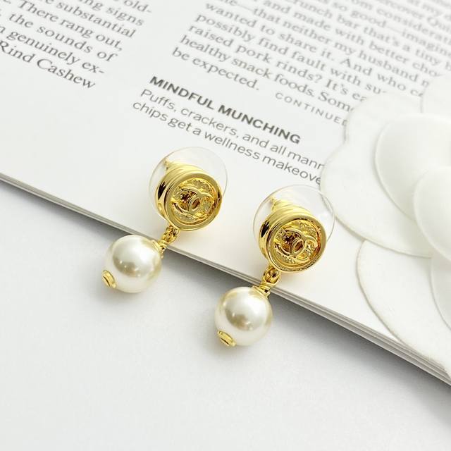 今日新款 编码E3324 0237825 香奈儿耳钉热销爆上新 Chan 26 小圆金币吊珠耳钉 浅金色五金搭配黄铜底托，圆形别有新意缀以不规则花纹，双C刻印其