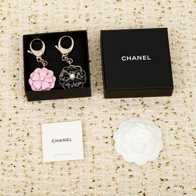 250892 我们出品 Zp7800！量大咨询客Fu 香 黑 粉山茶花挂件 25B秋冬最新款，最新款全网首发现Huo哇哇，太美了，仙女级别！每季必入的山茶花系列