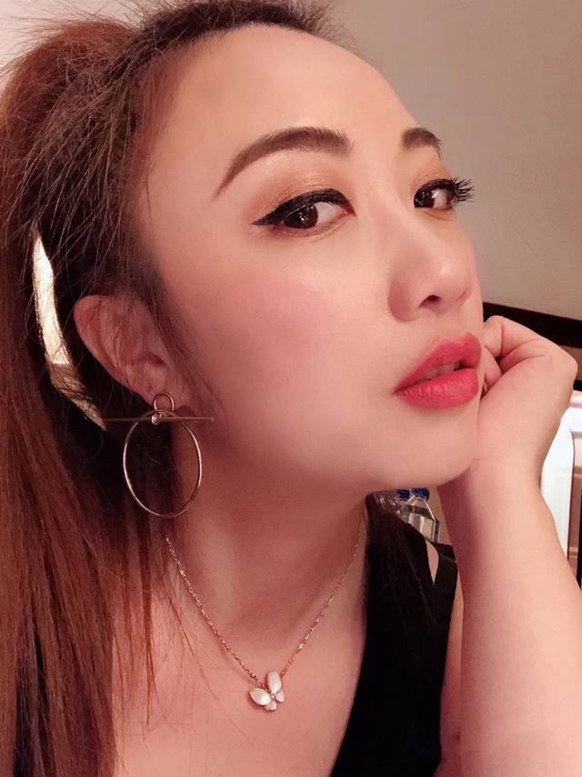 Hermes爱马仕 耳钉 这款设计非常精致，高级 上耳效果超级好看，一丝点缀很温柔得开又不失雅典高贵气质。