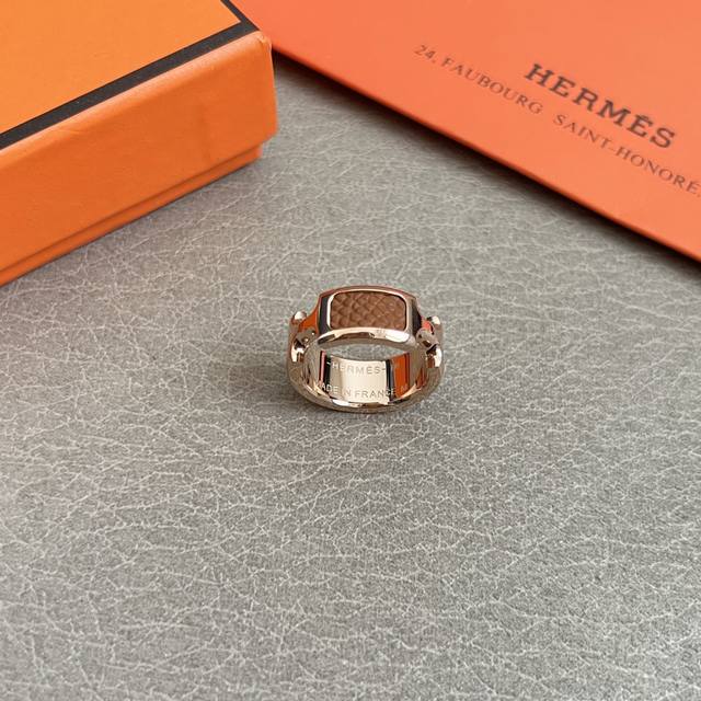 Hermes 爱马仕 这款戒指设计非常精致，高级 上手效果超级好看，一丝点缀很温柔得开又不失雅典高贵气质。 码数：678