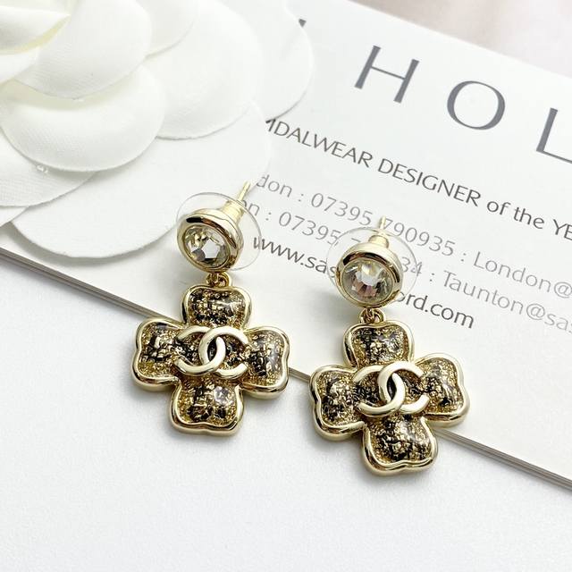 编码E2917 香奈儿耳钉热销爆上新 Chan 25 钻石吊坠黑金蕾丝四叶草耳钉 四叶草造型里面是亮片细闪一样的蕾丝底，加了金色闪粉，被封印在金色金属外壳里 在