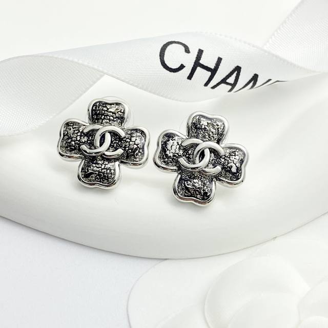 编码E2916 香奈儿耳钉热销爆上新 Chan 25 黑银蕾丝四叶草耳钉 四叶草造型里面是亮片细闪一样的蕾丝底，加了银色闪粉，被封印在银色金属外壳里 在不同光线
