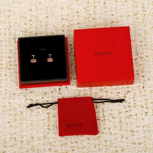 250539 我们出品 如意锁满钻耳钉，可订做真金真钻，只做对版Zp真金货，pk市面各种金货量大咨询客Fu petite Yu Yi系列特别款珠宝,以“一生一世