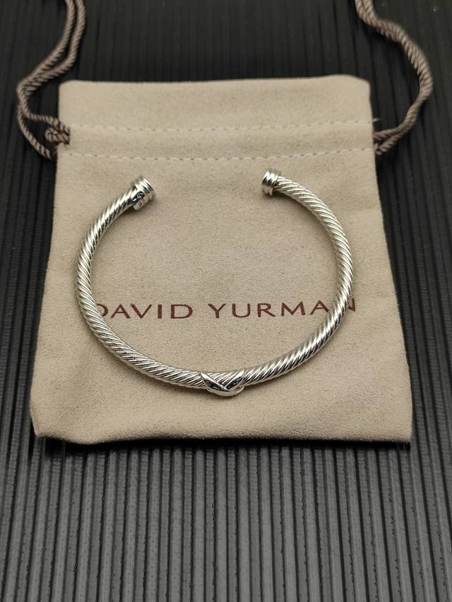 david Yurman 银色 4Mm单X手镯。 ￥ 编号 Dysz-378