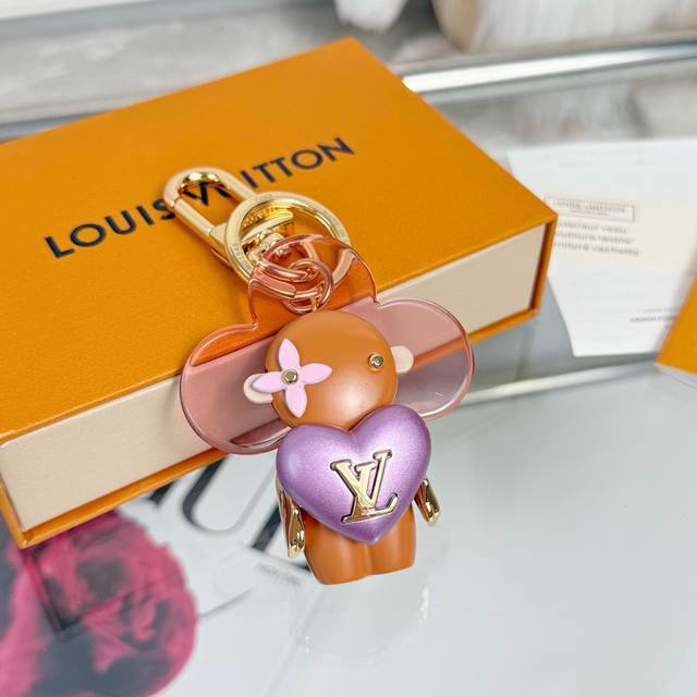 新品 M19 太阳花公仔钥匙扣 挂件挂饰 Louis Vuitton 路易威登 薇薇安钥匙扣 包挂 pu材质 五金为钢 原版Logo