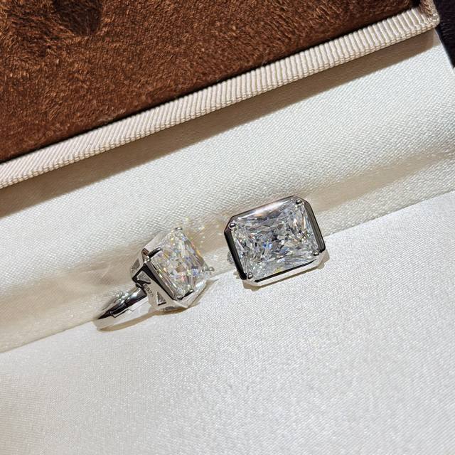 A7334 富婆系列 仿真钻 五克拉 方钻 四爪 钻石耳钉 用钻石的切割工艺来切割人工钻，一定要入了去感受一下我们的钻的魅力，会颠覆你对钻的认知，切割面无敌的细