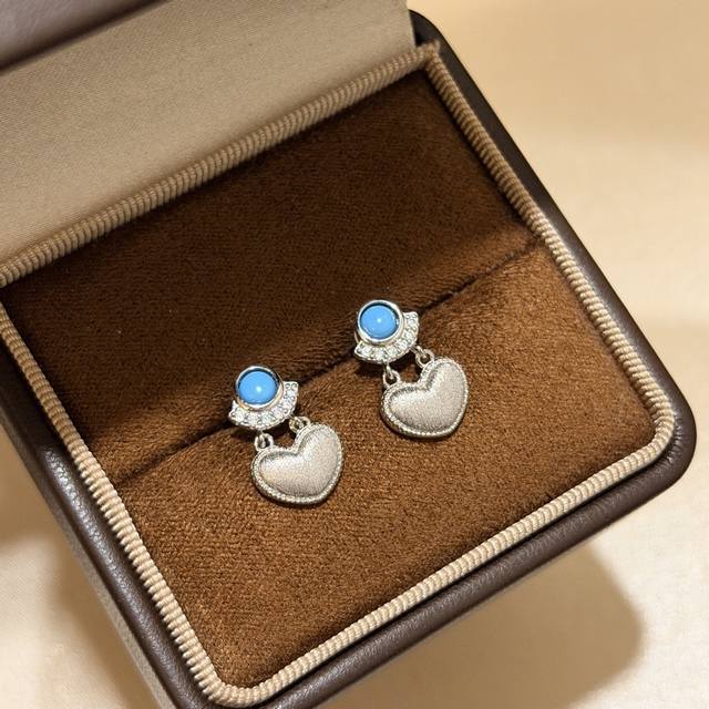 A6404 独立设计师款 复古风 今夏最火爆的“网红”蓝 鸽子蛋蓝松石 磨砂 拉丝 爱心耳钉 新品出不停～ 通体925纯银镶嵌工艺 质感和保色都是一流！ 高端定