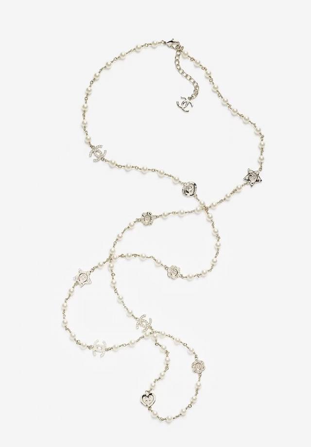 香奈儿珍珠双C毛衣链 香奈儿珍珠双C毛衣链，经典双C标志+仿珍珠串联，金色金属链条点缀心形和山茶花，优雅又时髦