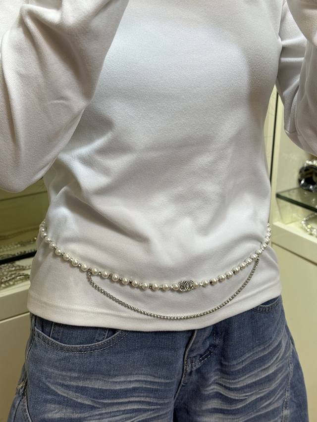 香奈儿双C珍珠链条腰链 这款腰链由仿珍珠链和金属链条组成，中央点缀镶钻装饰，精致又有层次感。仿珍珠圆润光泽，金属链条细腻闪亮，轻盈不压身，日常穿搭或聚会都能轻松