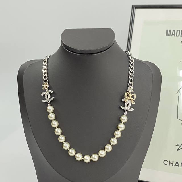 编码N1010 香奈儿项链热销爆上新 Chan 24 浅金色蝴蝶结满钻银色双C链条珍珠拼接短项链 镂空蝴蝶结旦线条雕刻金银双色设计 立体感十足 上身佩戴甜美气质
