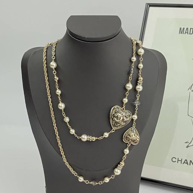 编码N1009 香奈儿项链热销爆上新 Chan 25 黑银蕾丝爱心珍珠毛衣链 灰色玻璃珠晶钻珍珠，清冷的高级感～ 悬挂一大一小的爱心造型里面是亮片细闪一样的蕾丝