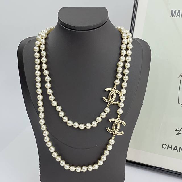 编码N1000 香奈儿项链热销爆上新 Chan 24 银色双C珍珠毛衣链 淡金色双C上刻印黑色字母，经典黑金双C高级又大气！ 搭配珍珠饱满且光泽度非常好，让人一