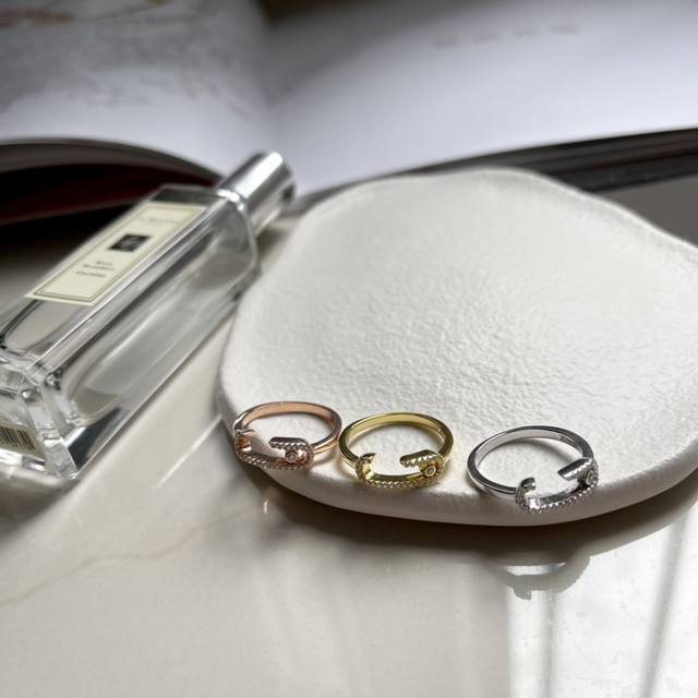 梅西卡戒指好莱坞最In的珠宝品牌Messika 大牌 梅西卡Messika 以其最著名的工艺 移动的钻石』而闻名，中间的钻石是可以移动的当季最火Move系列 爆