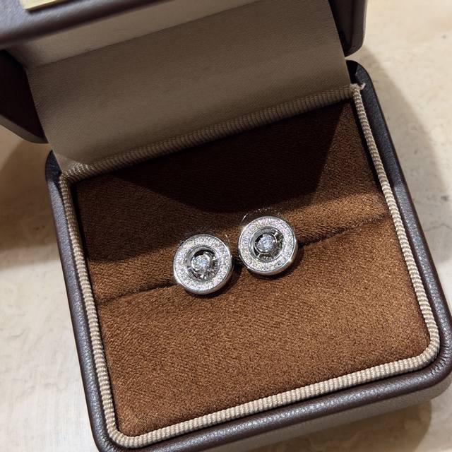 A7309 伯爵 新款 拉丝 雕刻 木纹 单钻 圆圈耳钉 高端大气Cnc 抛光 进口S925纯银材质 电镀厚金 铂金色 纯银耳钉