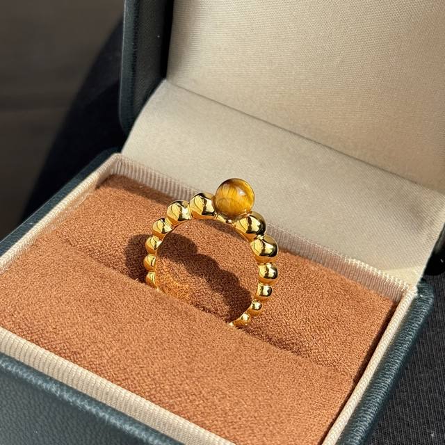 A5535 梵家 今年流行的渐变色 大牌明星同款 虎眼石 珠珠 戒指 新品出不停～ 通体925纯银镶嵌工艺18K厚金升级高级电镀厚金电镀，质感和保色都是一流！