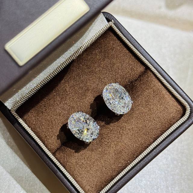 A6642 仿真钻 五克拉 鸽子蛋 钻石拉丝耳钉 用钻石的切割工艺来切割人工钻，一定要入了去感受一下我们的钻的魅力，会颠覆你对钻的认知，切割面无敌的细碎同时钻折