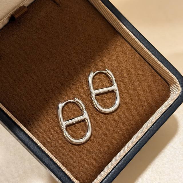 A7106 H家 经典 高端大气上档次 猪鼻子 光面 耳圈 吸引人的经典 猪鼻子 款 精致S925纯银镀K金 绝不是那种滥大街的便宜货 无论款式 质感 都是绝对