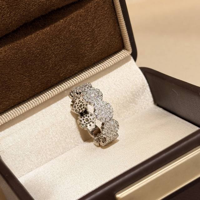 A7108 大牌 新款 小清新 花瓣 满钻 多花 戒指 ～精致的花朵既可共同盛开，亦可孤芳自赏高端精致925纯银打造电镀18K工艺，随意搭配服饰，怎么戴怎么好看