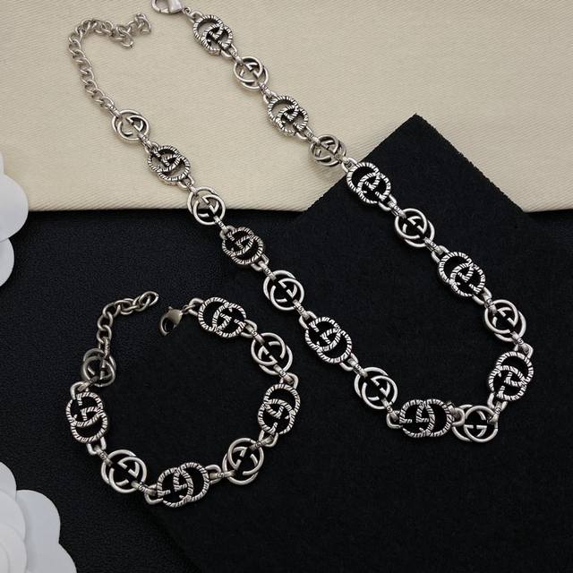 古驰项链90￥ 手链35