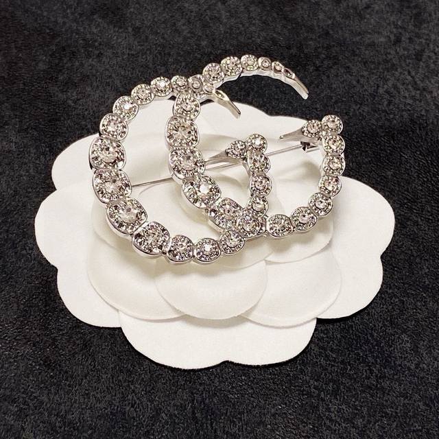 古驰Gucci专柜新款同步上新胸针，是最懂女人的饰物。那些倾注了全部心血去做自己的女人，往往更珍惜胸针的意义。古驰女士把胸针别在帽子上，并告诉那些模仿她的时髦女