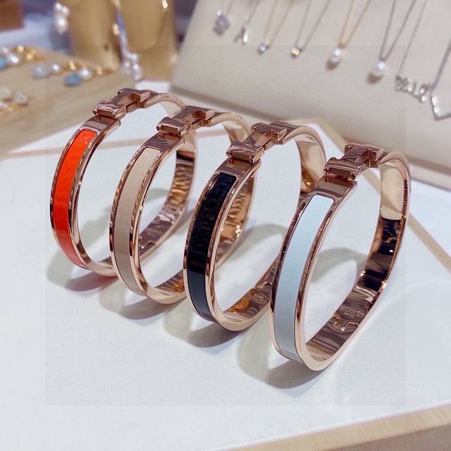 爱马仕Hermes珐琅手镯小号迷你版8Mm精工版 窄版从上市以来一直深受Mm喜爱每一种颜色都有它独一无二的光彩