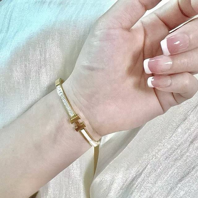 新品高品质爱马仕Hermes手镯H镶钻白贝母厚实精工版 窄版从上市以来一直深受Mm喜爱每一种颜色都有它独一无二的光彩！上手效果非常好看！最细小的一款！比普通款更