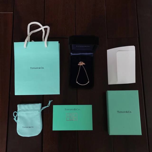 经典 微笑蒂芙尼双T满钻笑脸项链 特点: 可爱的她同款笑脸项链，精工原版 打造 哦！可爱美丽 ，无论这个世界对你怎样，请你微笑的面对！ 现货 看独家 实拍 一比