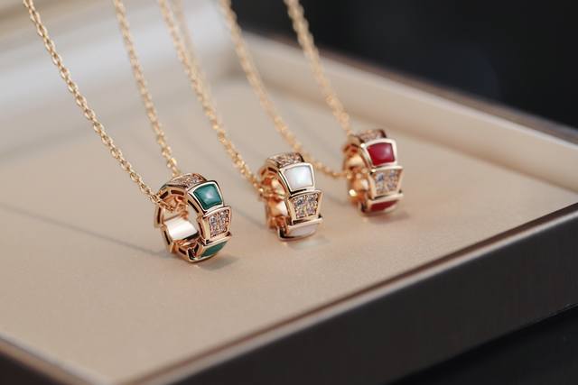 精工版本 宝格丽Serpenti 糸列蛇骨项链来啦 红玛瑙与钻石相间搭配、真是完爆老夫的少女心啊！这款专柜近四万的价格p了，蛇形项链吊坠很简单的设计、超实用又百