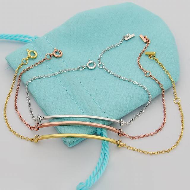 Tiff蒂芙尼手链微笑手链间钻笑脸最强的灵感设计，微笑是一种最美自信，由心发出最真诚魅力手链间钻