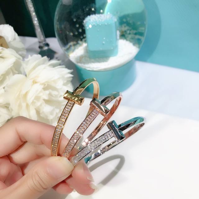 Tiffany 蒂芙尼手镯 T1系列 宽版半钻手镯 独家首发 高端定制 女神同款 设计彰显精致优雅，低调绽放自信 非常细腻而夺目。 亚金材质镶嵌 铂金镶嵌切割钻