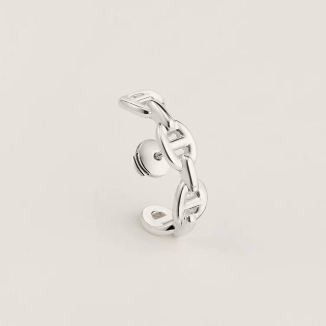 H猪鼻子耳钉Farandole 耳钉 单独佩戴是简单的美 高端 亚金材质叠戴则增加层次感和立体感 简洁又实用 有范儿还显精气神儿！三色齐