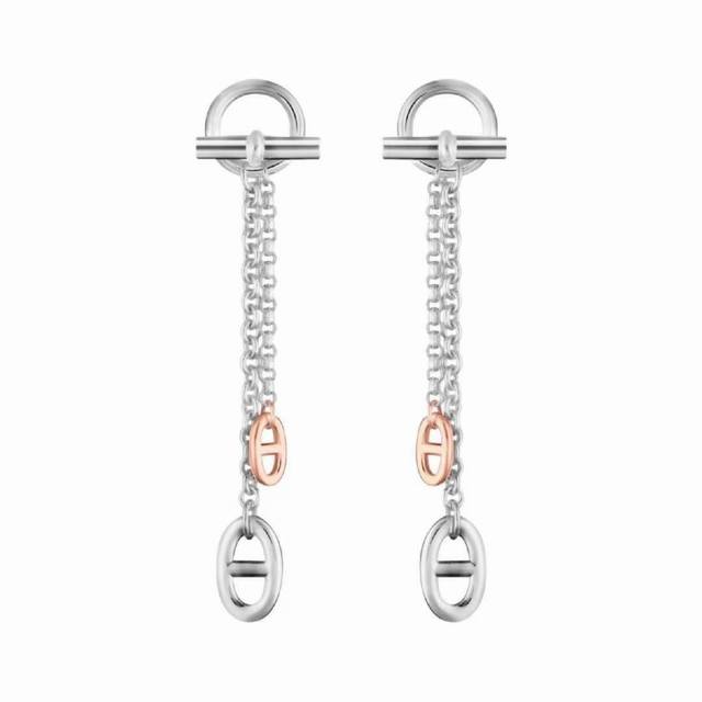 Hermes 爱马仕耳钉猪鼻子耳钉 流苏双色 耳环 亚金材质 重磅新品火爆网络的猪鼻子耳环来了 这款真的要收 清晰明亮，搭配各种风格的衣服都很配哟～送自己一枚寓