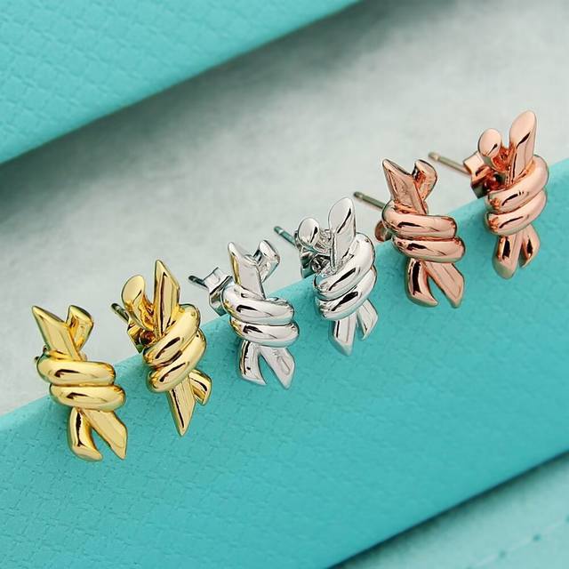 Tifknot小号打结耳钉 打结系列耳坠每个角度看都很亮起了三次版欢迎来比较 Tiffany Knot上市后深得好评，系列作品风格优雅，亦能表达力量，坚不可摧等