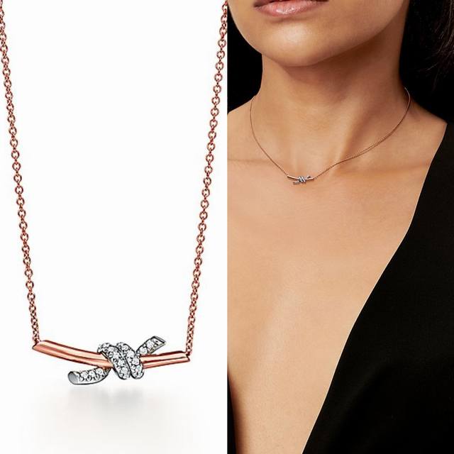 Tiffany蒂芙尼项链 Knot缘系列迷你半钻打结项链 镶嵌高碳钻 以时尚别致缠绕绳结象征两人之前的特有连结 永恒不变 分色电镀项链