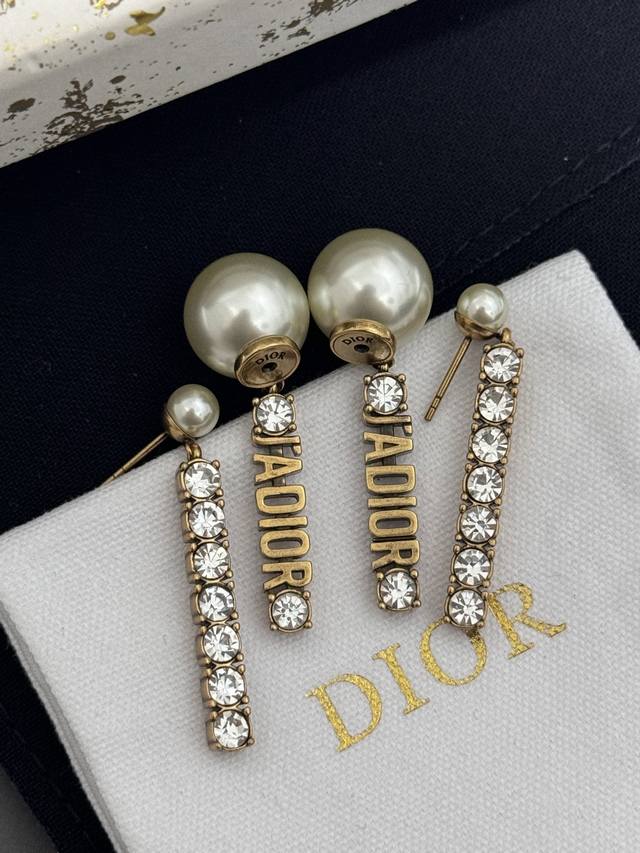 高品质 细节如图 Cd 复古 做旧色 长字母大小珠耳环耳钉 简约斯文气质款，这款相对而言比较日常化，四季常青通戴，好搭配，上耳十分活泼灵动！