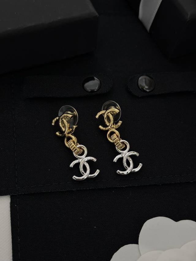 Ch*Nel 最新款金拼银双色Cc耳钉 一致Zp黄铜材质