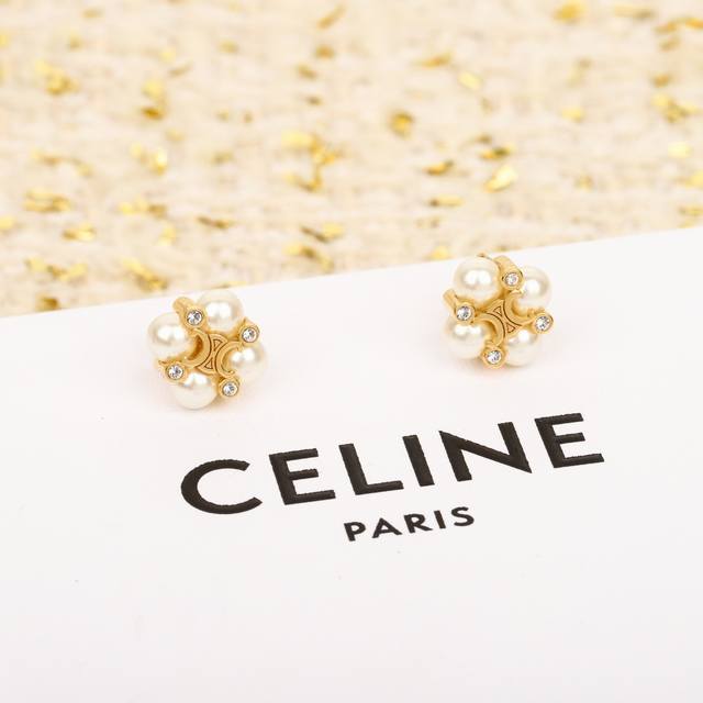 高品质 细节如图 Celne 方块珍珠耳钉 时尚简约，又很有创意的设计，非常仙，非常柔美，落落大方！颗颗施华洛珍珠+施华洛钻，非常的有质感！每一对都是精品！越简