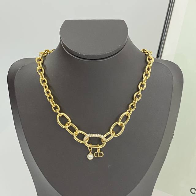 编码N856 Dior项链热销款火爆上新 迪奥金属Cd珍珠项链 质感时髦的大金粗链条，Cd半钻椭圆环扣从大到小拼接渐变，高级气质，十分大气优雅的设计，硬朗的链圈