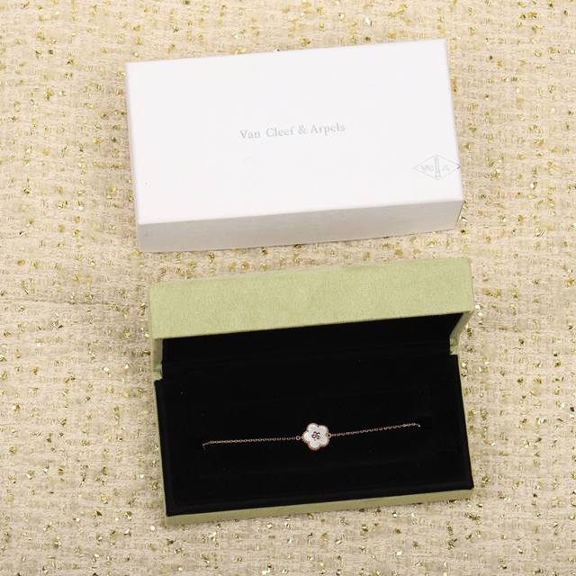 208306 我们出品 梅花手链，可订做18K真金真钻版，量大价询客Fu Lucky Spring系列以瓢虫和花卉主题图案，致敬梵克雅宝所珍视的主题 万物复苏的