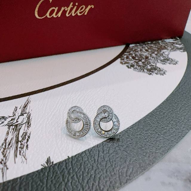 卡地亚耳环V金材质系列 品相完美，细节无敌，那种独特的色泽完全无可挑剔，再缀以经典指环外形设计，简约之余却又优雅夺目，V金纯手工的组合更显气色，上手雅致动人。男