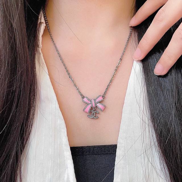 香奈儿蝴蝶结双C镶钻项链